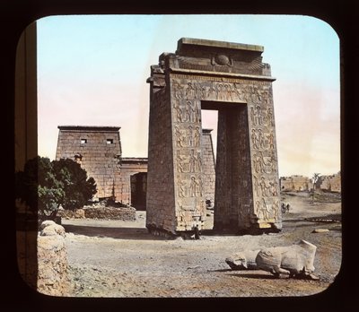 Egypte - Poort en pyloon van Karnak door American Photographer